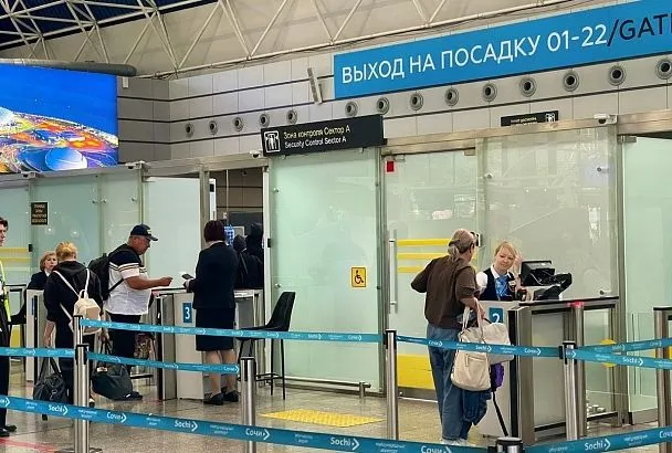 Возможны переносы и отмены рейсов: как работает аэропорт Сочи после снятия ограничений