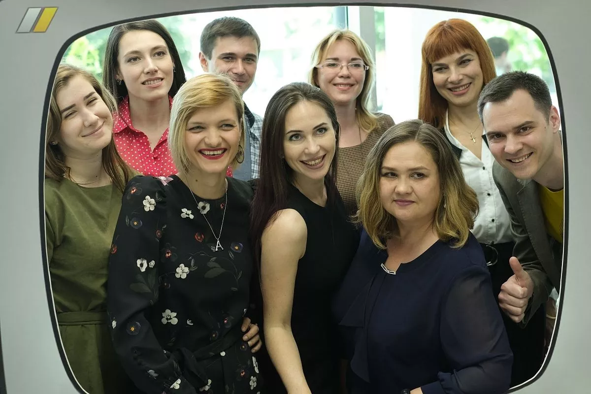 В течение всего праздника журналисты поднимались на сцену за заслуженными наградами. В течение всего праздника журналисты поднимались на сцену за заслуженными наградами.