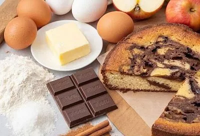 Шоколадная шарлотка: бросил кусочки шоколада в муку — и пирог влажный, с мраморными разводами