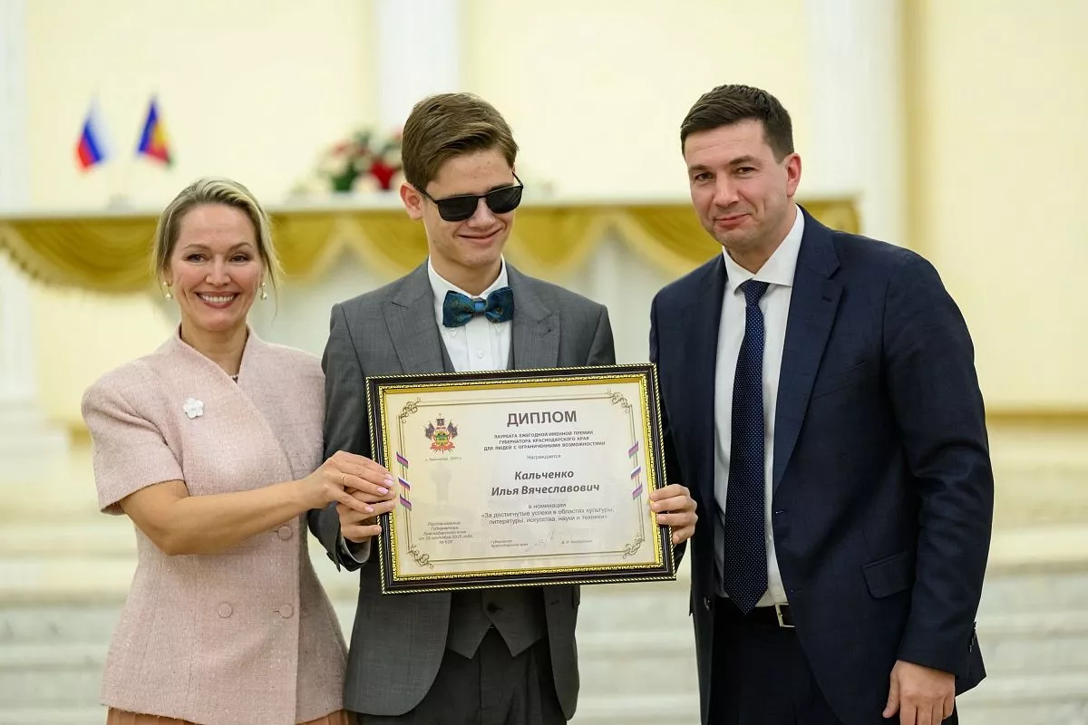 Илья Кальченко прекрасно поет и все свои победы в конкурсах посвящает любимой маме.