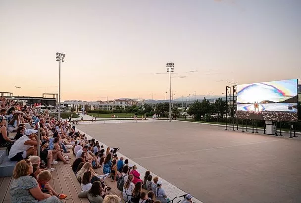В Сириусе организовали бесплатные вечерние кинопоказы под открытым небом