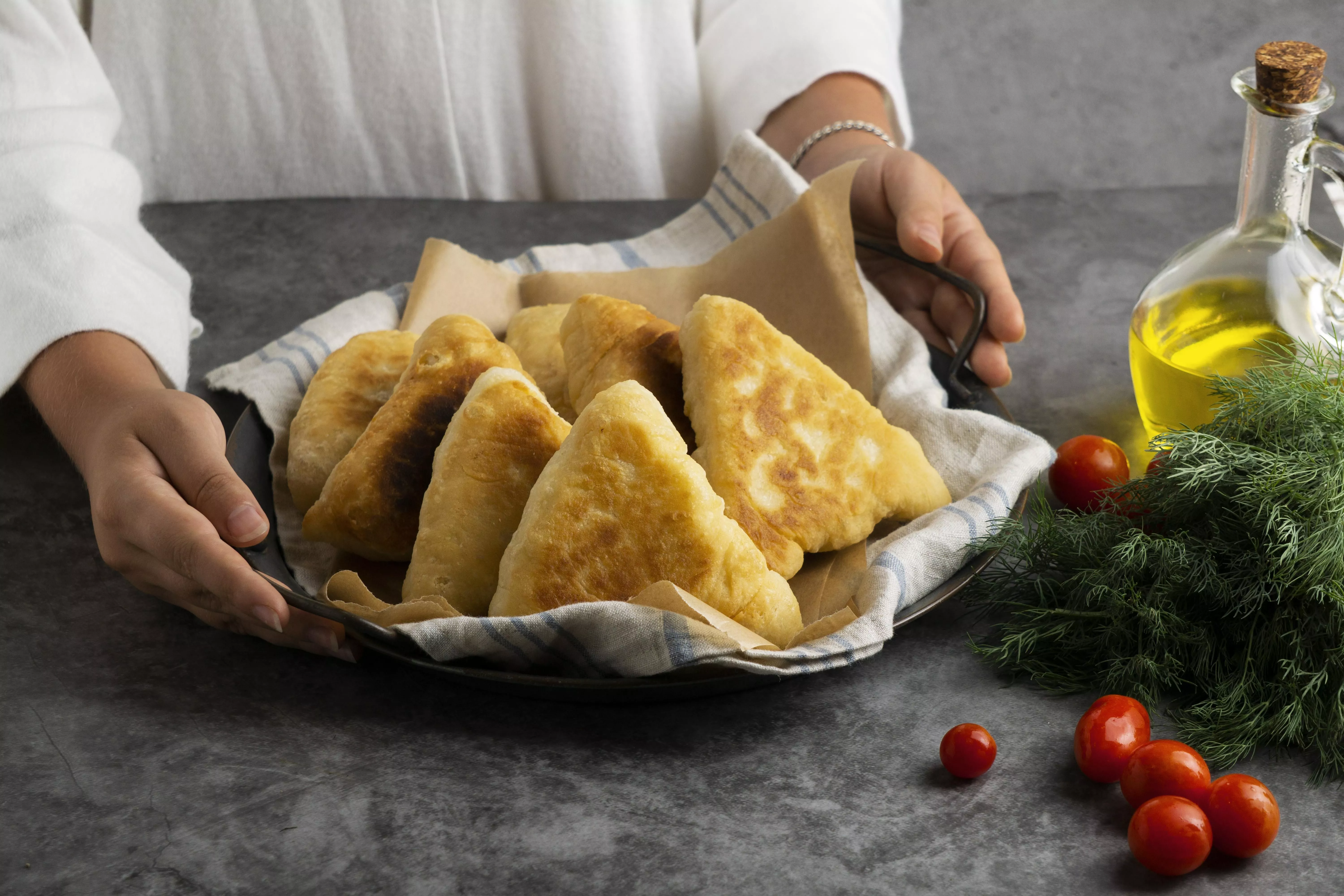 Воздушные пирожки без дрожжей на кефире и сметане: не черствеют и остаются нежными даже при разогреве