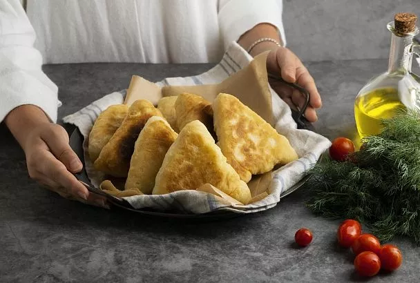 Воздушные пирожки без дрожжей на кефире и сметане: не черствеют и остаются нежными даже при разогреве