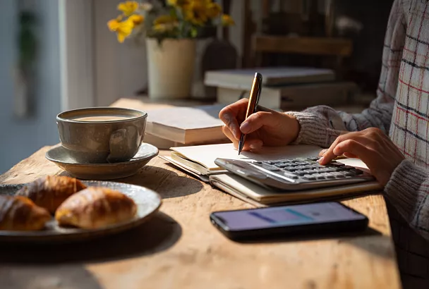 Как копить деньги даже при маленькой зарплате: привычки, которые помогли купить квартиру и машину