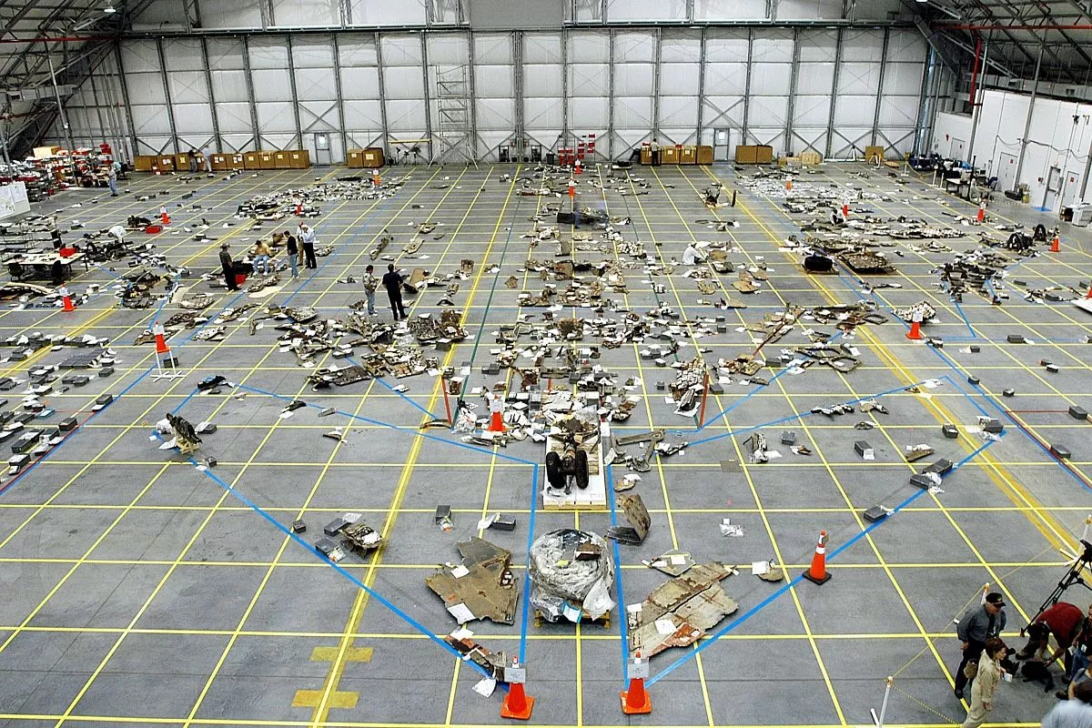 Собранные обломки шаттла. Собранные обломки шаттла.