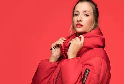 Не катастрофа: не выхожу из дома без яркой помады на губах, потому что знаю, как ее стереть без следа с верхней одежды