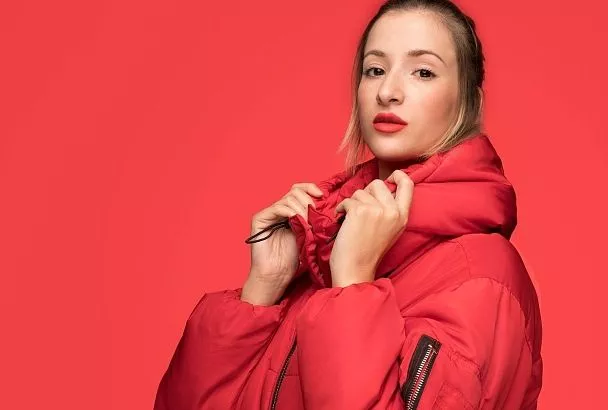 Не катастрофа: не выхожу из дома без яркой помады на губах, потому что знаю, как ее стереть без следа с верхней одежды