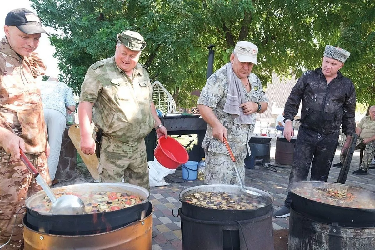 Казаки-волонтёры варят уху на берегу Кирпилей - форум объединил более 300 кубанских добровольцев. Казаки-волонтёры варят уху на берегу Кирпилей - форум объединил более 300 кубанских добровольцев.