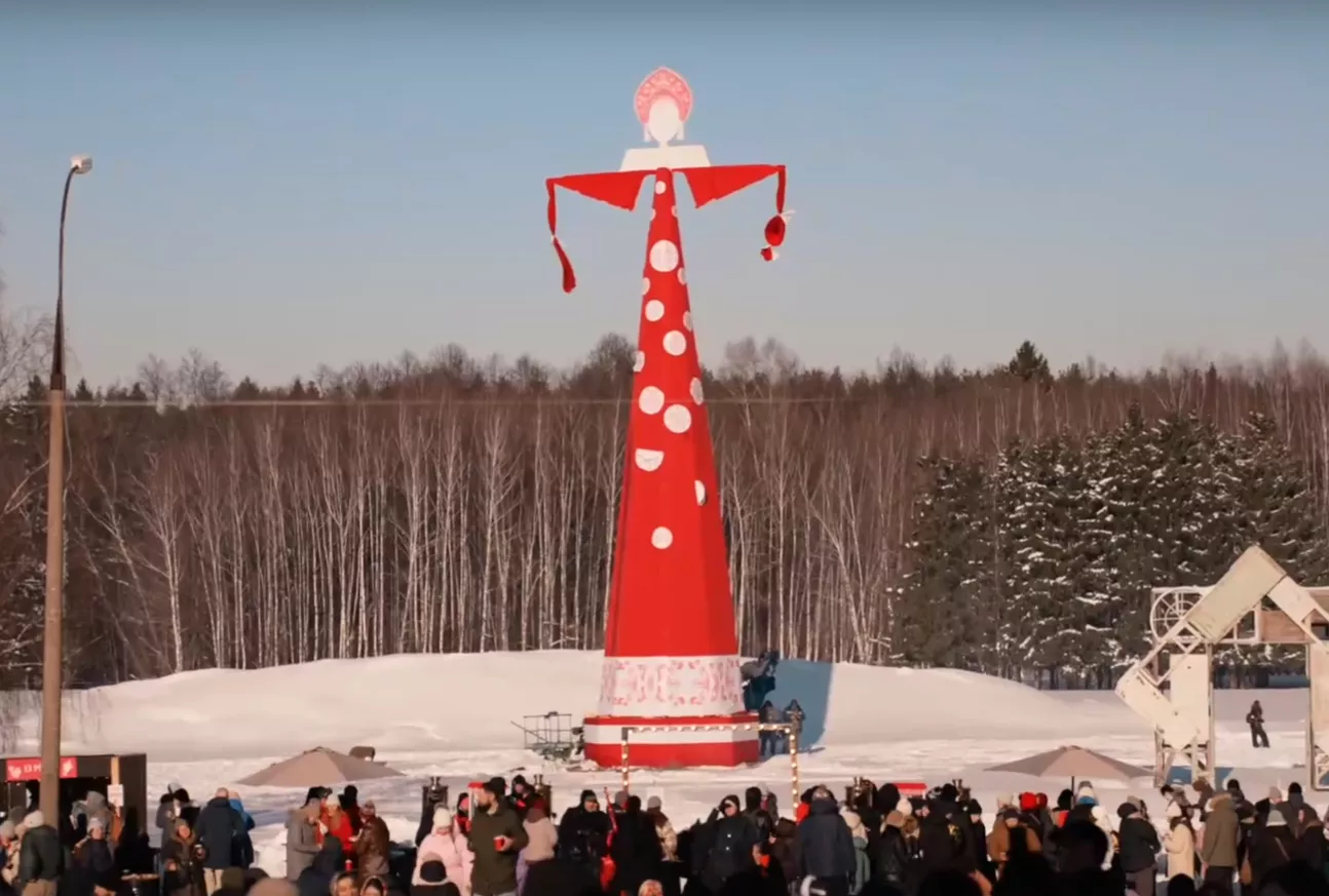 800 метров бруса и 3 тонны сена: раскрыта «арифметика» рекордного чучела Масленицы в Подмосковье