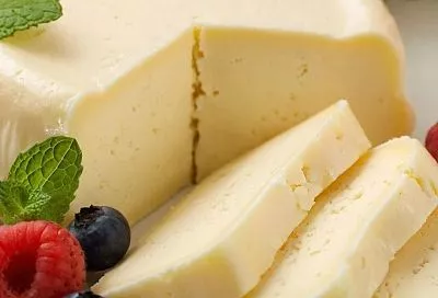 Кладу в морозилку пакет кефира, а достаю нежнейший творожный сыр. Все просто: нужно удалить лишнюю влагу