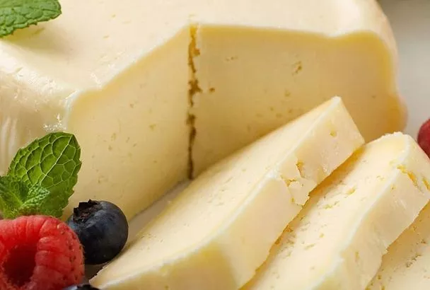 Кладу в морозилку пакет кефира, а достаю нежнейший творожный сыр. Все просто: нужно удалить лишнюю влагу