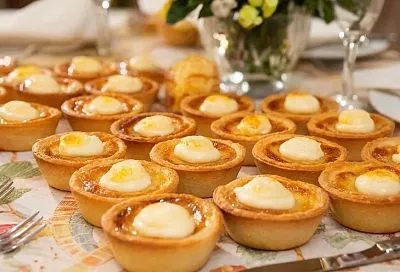 Простейший десерт на скорую руку! Берем готовые тарталетки, и через 5 минут мини "Сметанники" спасают праздничный стол