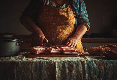 Без холодильника, без маринада, на год вперёд: как хозяйки в Сербии заготавливают мясо на чёрный день