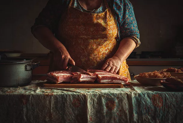 Без холодильника, без маринада, на год вперёд: как хозяйки в Сербии заготавливают мясо на чёрный день