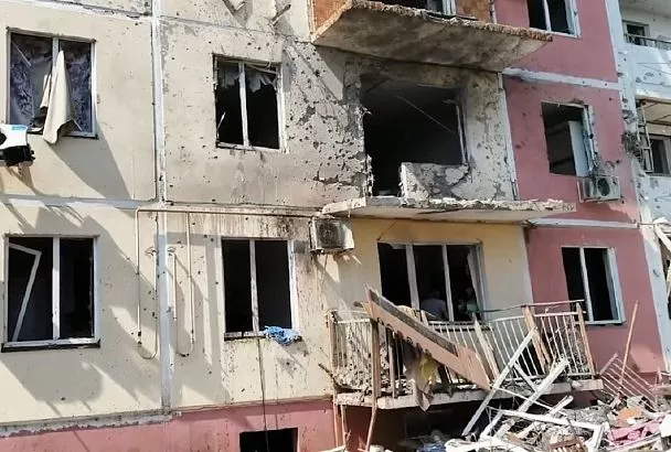 В пострадавшем от атаки БПЛА доме в Карасунском округе Краснодара ведут демонтажные работы