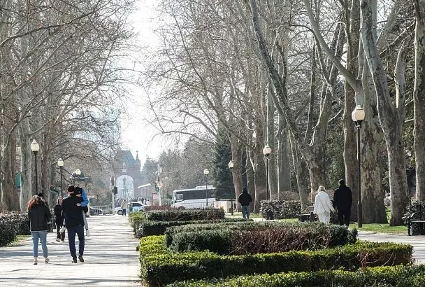 Превышающее климатическую норму на пять градусов тепло задержится на Юге России