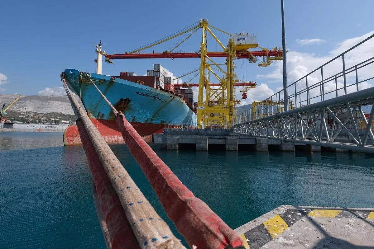 еженедельно к новому причалу № 38 становится судно класса PostPanamax, международной контейнерной линии Маерск, связывающей Индийский океан и Черное море.