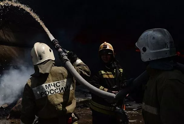 Пожар после атаки БПЛА в порту Темрюка продолжают тушить: его площадь сократилась