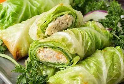 Выбираю кочан покрупнее - чтоб с было как можно больше широких листьев и за десять минут кручу  роллы, которые разлетаются со стола за секунды