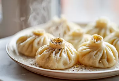 Хинкали получаются сочными и не развариваются: крутое тесто, которое держит весь сок внутри