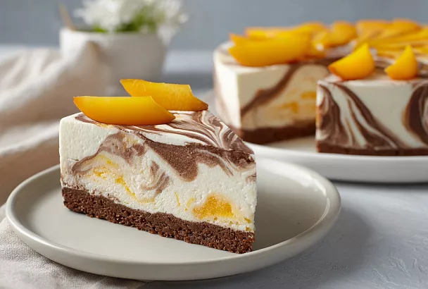 Торт «Лёгкость» на йогурте: воздушный, нежный, тает во рту с шоколадным бисквитом и персиками