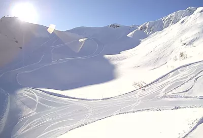 Сугробы в горах под Сочи снова выросли почти до трех метров