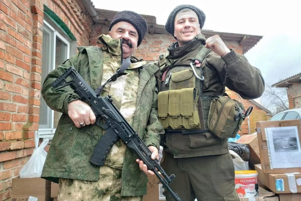 Григорий Иванович Онучко уже в третий раз приезжает с гуманитарной помощью на фронт и всегда старается повидать сына. Григорий Иванович Онучко уже в третий раз приезжает с гуманитарной помощью на фронт и всегда старается повидать сына.