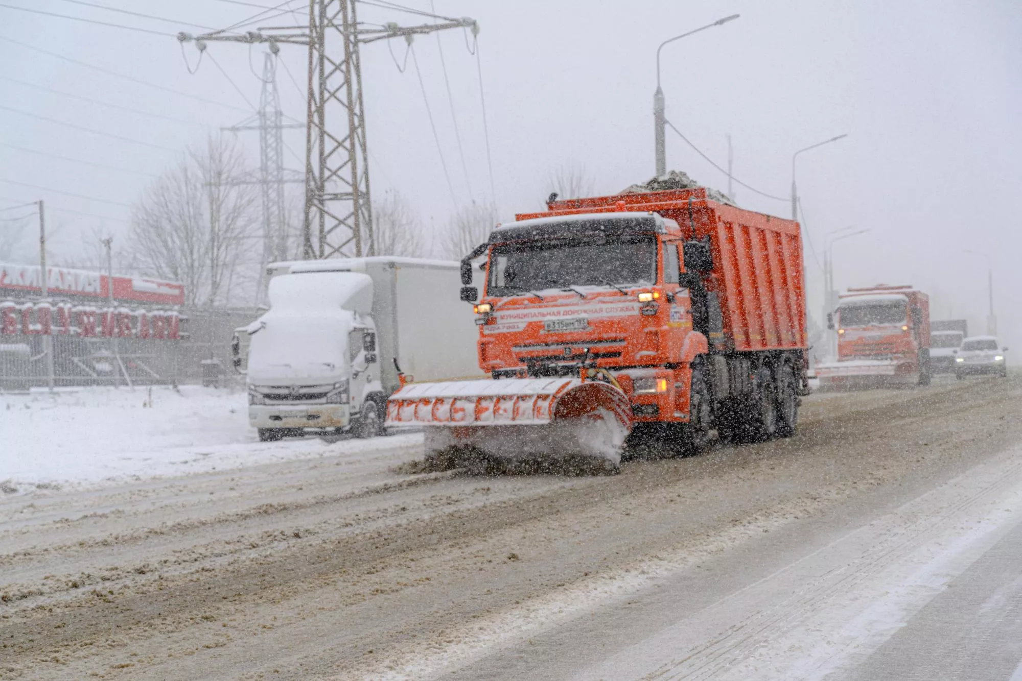 Для расчистки улиц Краснодара от снега задействуют 49 единиц техники