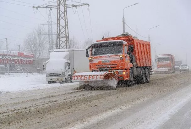 Для расчистки улиц Краснодара от снега задействуют 49 единиц техники