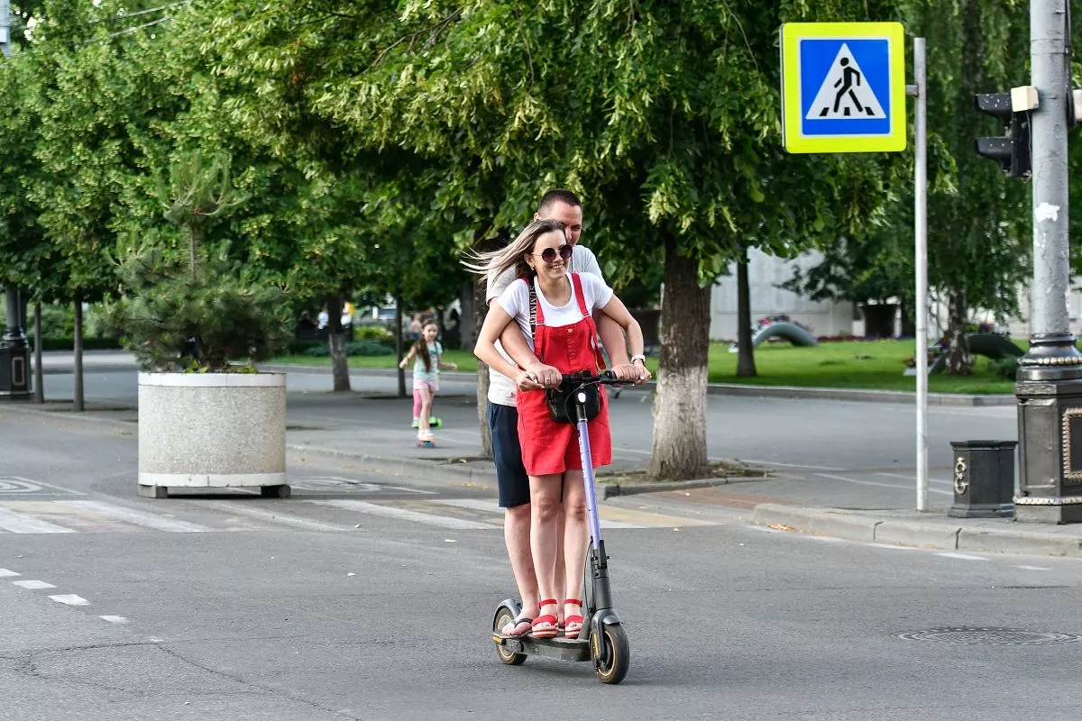 На дорогах водители очень боятся самокатчиков. 