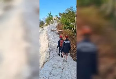 Спасатели эвакуировали застрявшего на крутом склоне горы молодого человека в Анапе