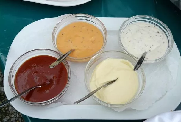 Оливье не обидится: шесть вкуснюших полезных соусов для заправки салатов от диетологов