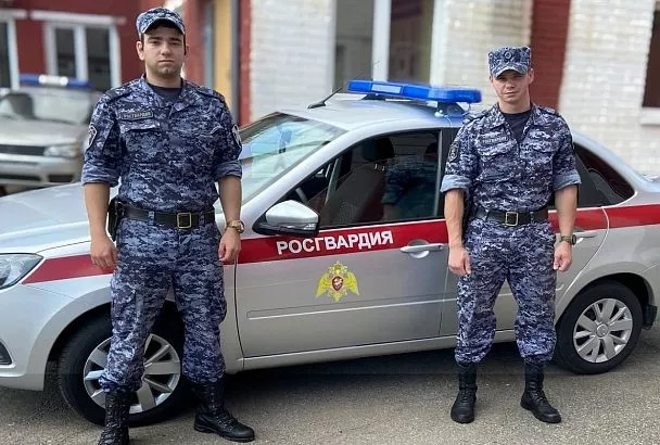 Росгвардейцы отговорили девушку от прыжка с моста на Кубани