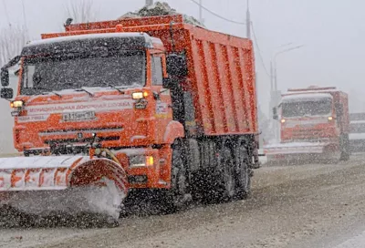 Более 200 единиц спецтехники убирают снег и наледь на дорогах Краснодарского края