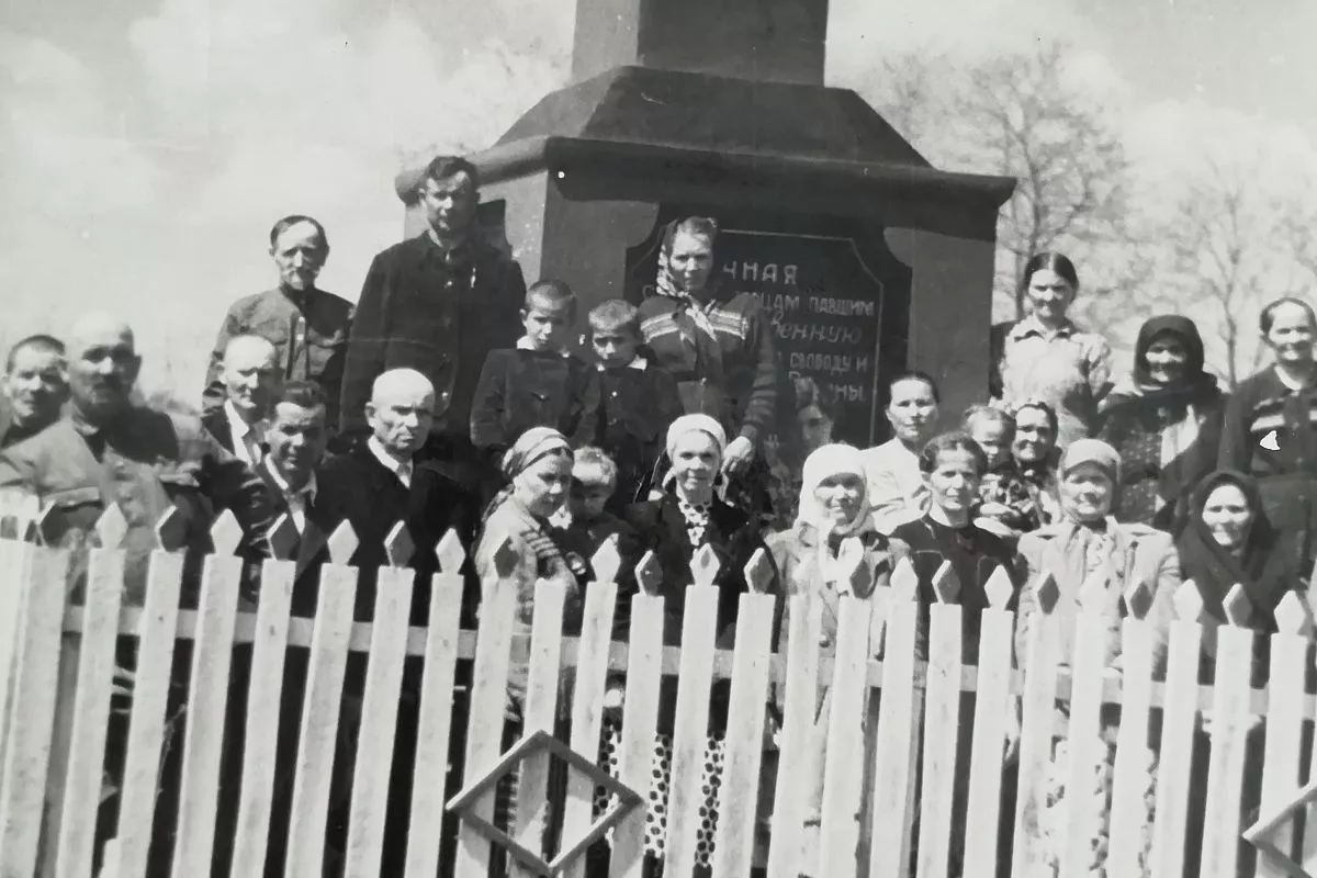 У памятника – Анна Георгиевна и Илья Дмитриевич Малакеевы и их сыновья Володя и Саша (в центре сверху) вместе с родными убитых земляков каждый год приезжали 13 ноября и 9 мая в Михизееву Поляну.