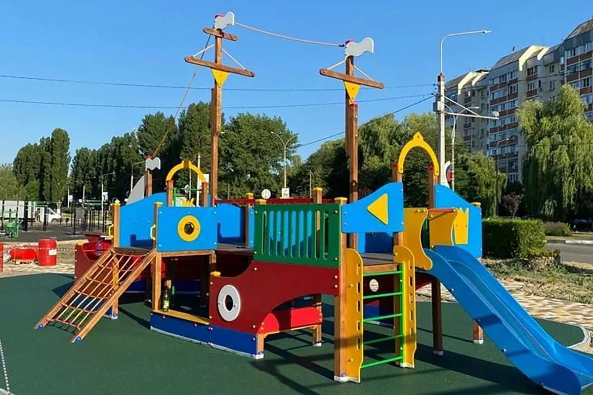 В Кропоткине построена многофункциональная спортивная площадка с зонами для детей и взрослых. В Кропоткине построена многофункциональная спортивная площадка с зонами для детей и взрослых.