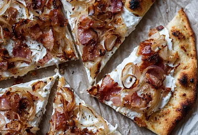 Фламмкухен дома: тончайшее тесто без дрожжей и две начинки — классика и яблочная