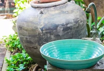 Ставлю глиняный кувшин для полива — и сижу отдыхаю: корни сами находят влагу