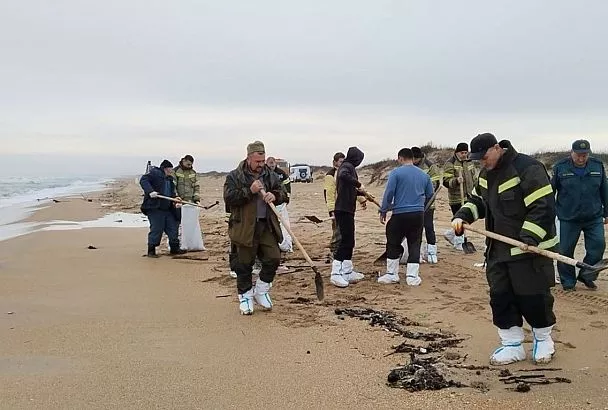 Незначительные выбросы мазута обнаружены на двух участках побережья Анапы: их уже собрали
