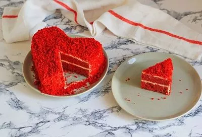 Напрасно вы его боялись! Торт «Красный бархат» вы теперь будете делать каждую неделю, потому что более нежного и красивого десерта просто не существует