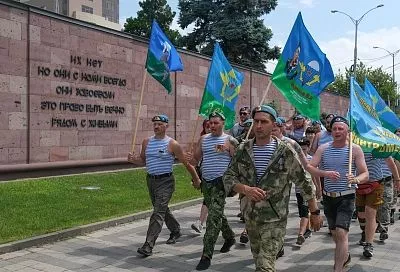 Расплескалась синева: в Краснодаре отмечают День ВДВ