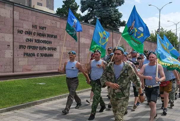 Расплескалась синева: в Краснодаре отмечают День ВДВ