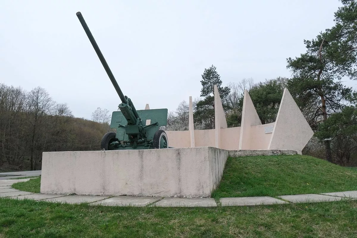 На месте, где сейчас установлен обелиск, в 1942 году стояла зенитная батарея 30-й Иркутской дивизии. Сама дивизия занимала большой рубеж обороны от села Пятигорского до Фанагорийского.