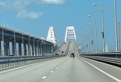 Час в ожидании проезда: пробка появилась у Крымского моста со стороны Керчи