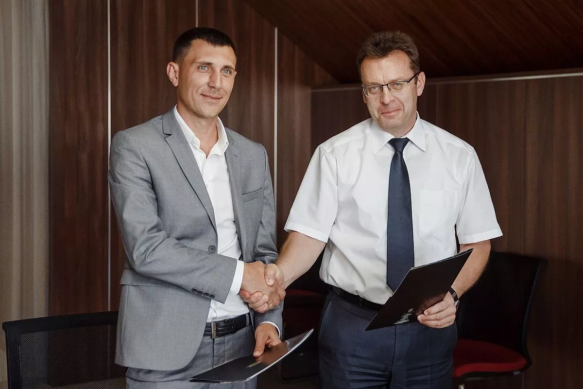 Сотрудничество с одним из мировых лидеров в производстве сельскохозяйственных машин обеспечивает агрофирме «Южная» эксклюзивные условия поставки техники и запчастей марки DEUTZ-FAHR. Сотрудничество с одним из мировых лидеров в производстве сельскохозяйственных машин обеспечивает агрофирме «Южная» эксклюзивные условия поставки техники и запчастей марки DEUTZ-FAHR.