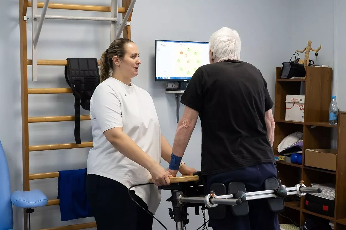 Реабилитация после острого нарушения мозгового кровообращения позволяет вновь научиться ходить.