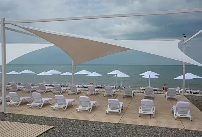 Туристов просят покинуть пляжи в Сочи из-за беспилотной опасности