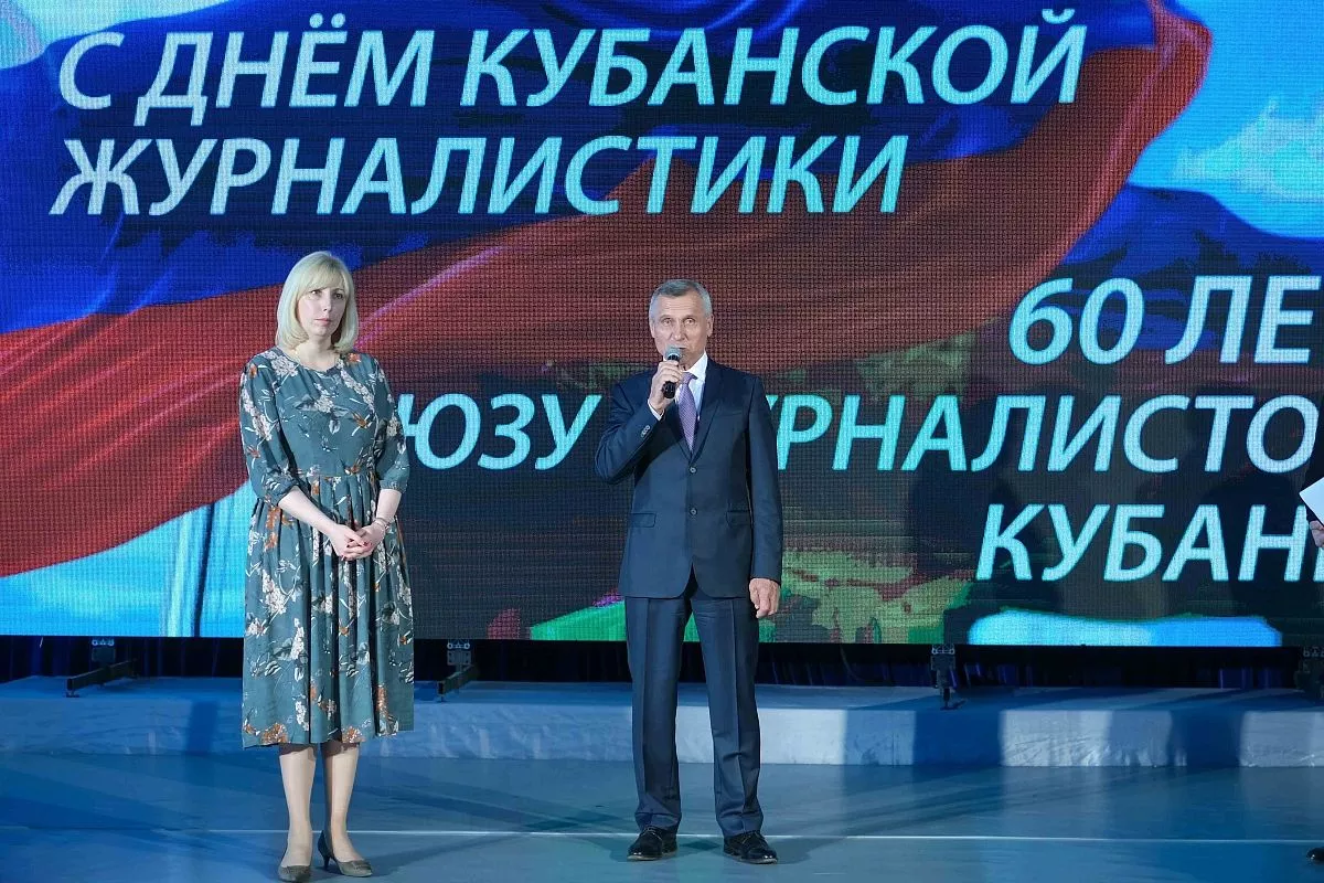 В течение всего праздника журналисты поднимались на сцену за заслуженными наградами. В течение всего праздника журналисты поднимались на сцену за заслуженными наградами.