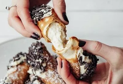 Заварное тесто за 3 минуты: секрет идеальных эклеров от эксперта русской кухни