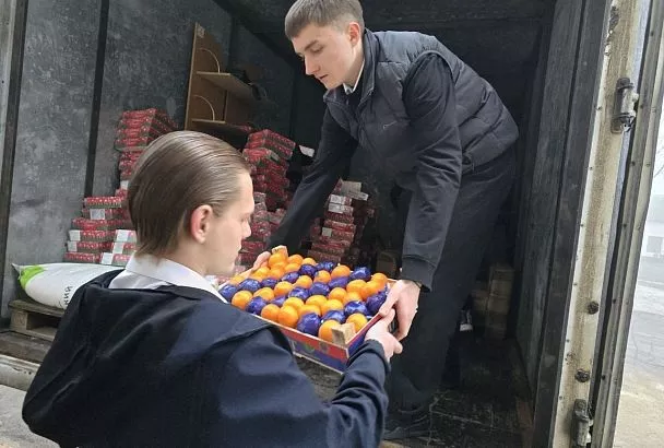 Полторы тонны мандаринов привезли в ЛНР от Союза журналистов Кубани